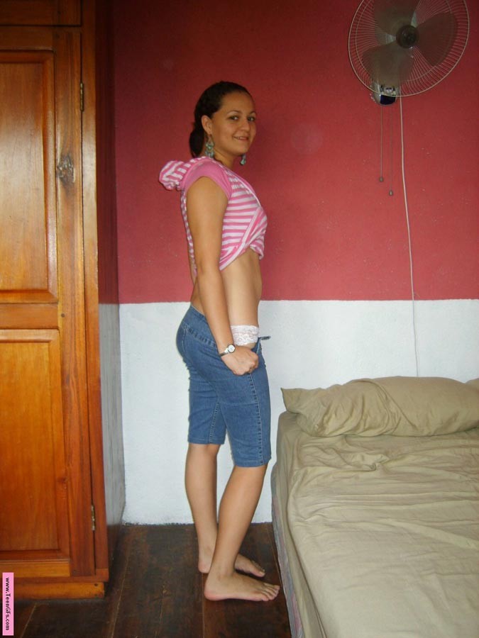 Joven amateur en lencería blanca sexy mostrando su cuerpo apretado
 #74878928