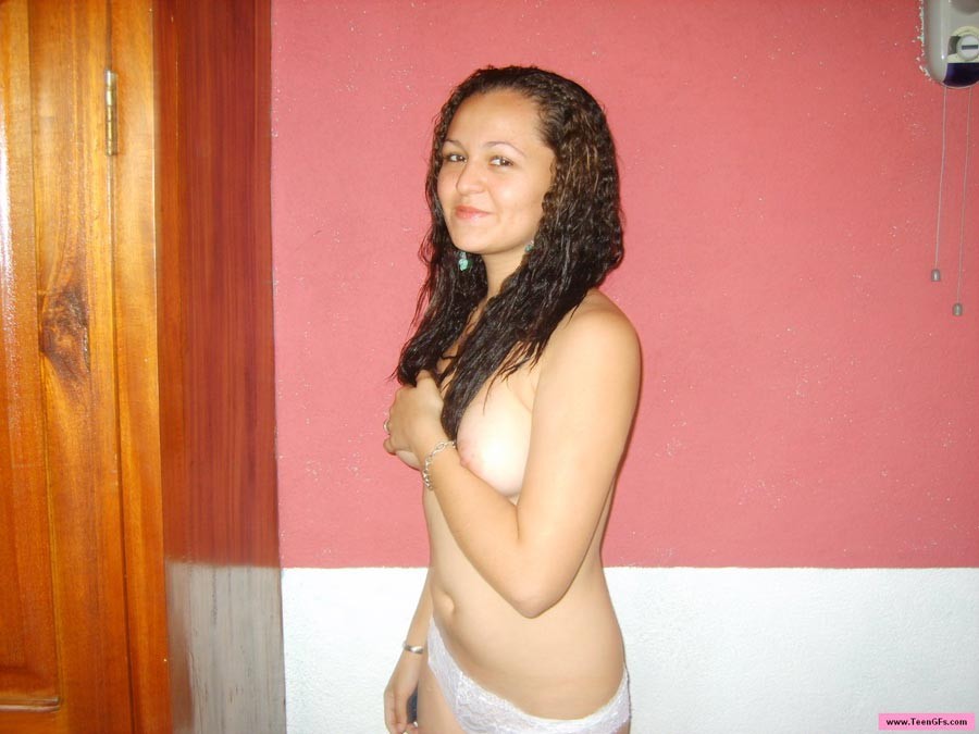 Joven amateur en lencería blanca sexy mostrando su cuerpo apretado
 #74879025