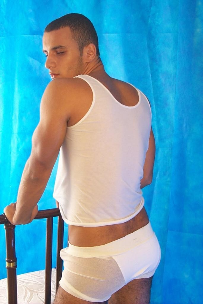 Un joven gay peludo en ropa interior blanca mostrando su gran polla
 #76993787