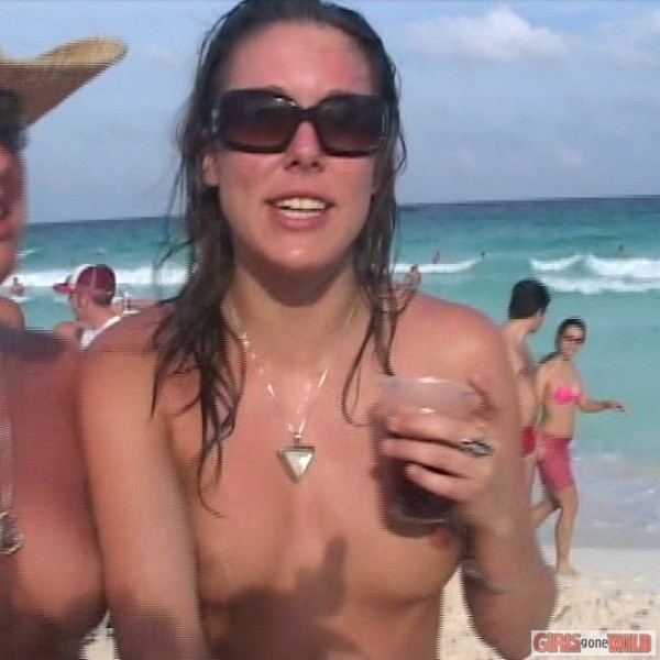Ragazze amatoriali in topless sulla spiaggia
 #72320500