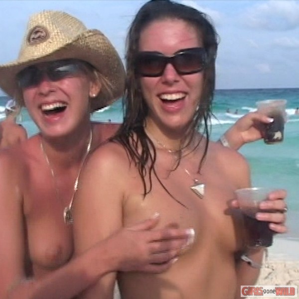 Ragazze amatoriali in topless sulla spiaggia
 #72320541