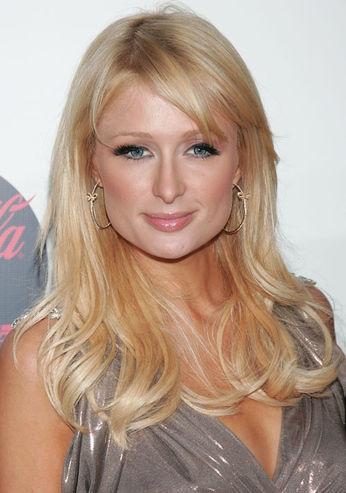 Paris Hilton montrant ses jolis petits seins sur un yacht
 #75409179