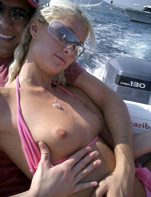 Paris Hilton montrant ses jolis petits seins sur un yacht
 #75409208