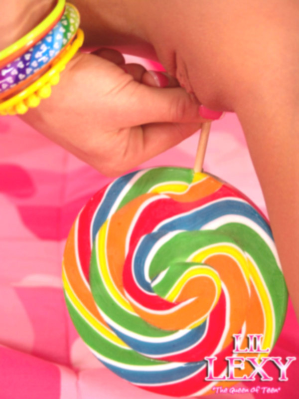 Rubia delgada joven folla lollypop
 #73806397