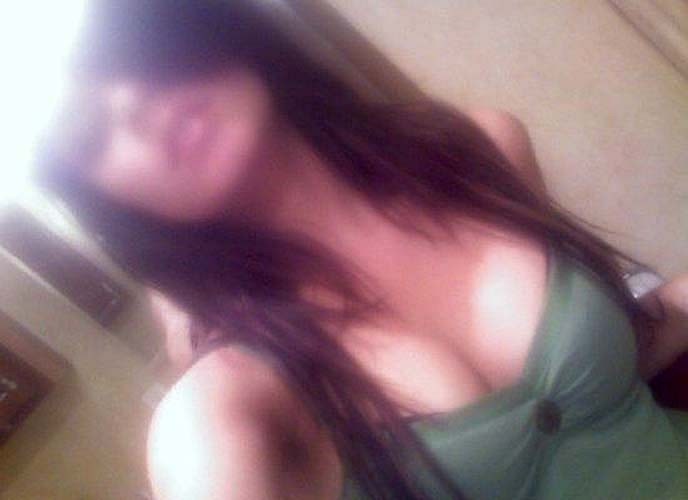 Vanessa hudgens in posa nuda su foto trapelate sexy e calde
 #75283346