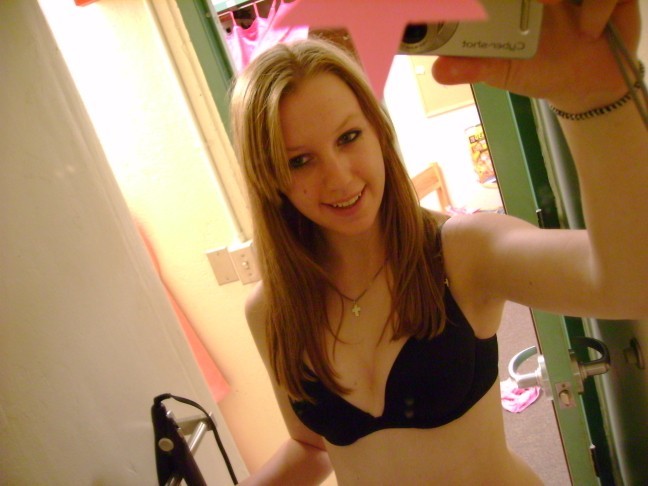 Foto di una teenager amatoriale che posa nuda nella sua stanza
 #67881461