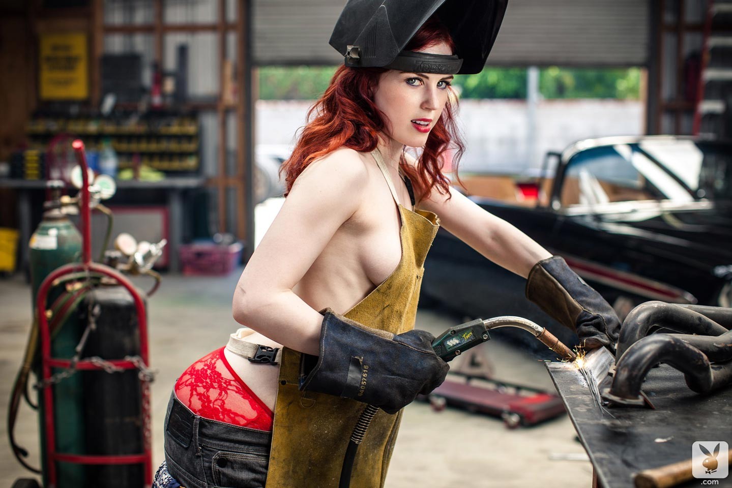 Geiles rothaariges Model strippt in einer großen Autogarage
 #71295086