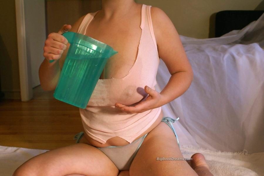Amateur femme potelée aux gros seins géants
 #75565167