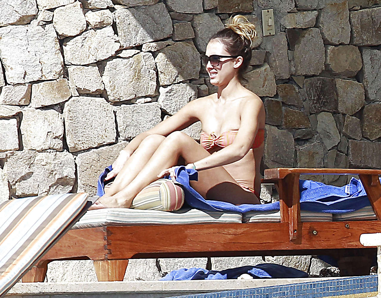 Jessica Alba showing her nice tits and great body in bikini #75244445