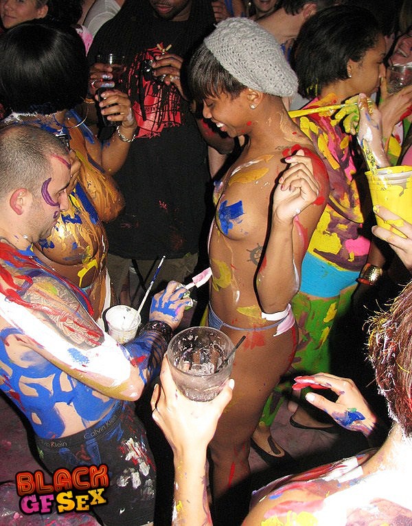 裸のパーティーに参加した素人の黒人女性
 #68134199