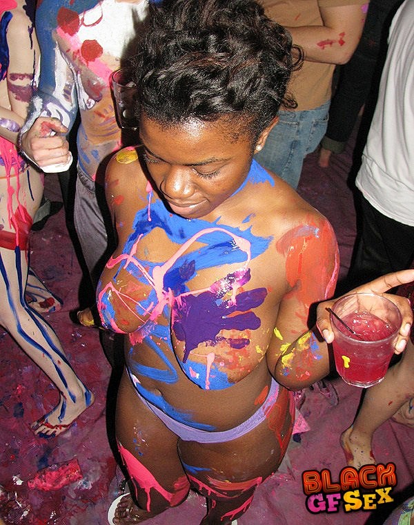 裸のパーティーに参加した素人の黒人女性
 #68134230