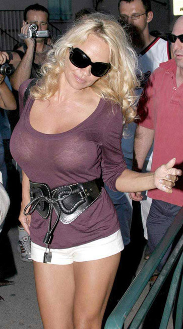 Celebrity Scandal Babe Pamela Anderson Shows Nude Tits In Public