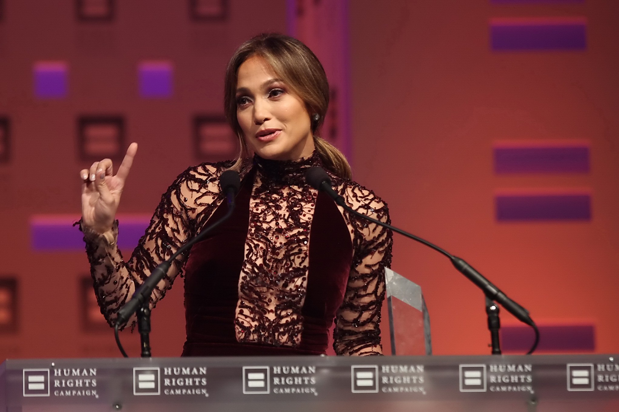 Jennifer Lopez sans soutien-gorge dans une magnifique robe noire transparente lors de la cérémonie de remise des prix 2013 de l'HRC
 #75216468
