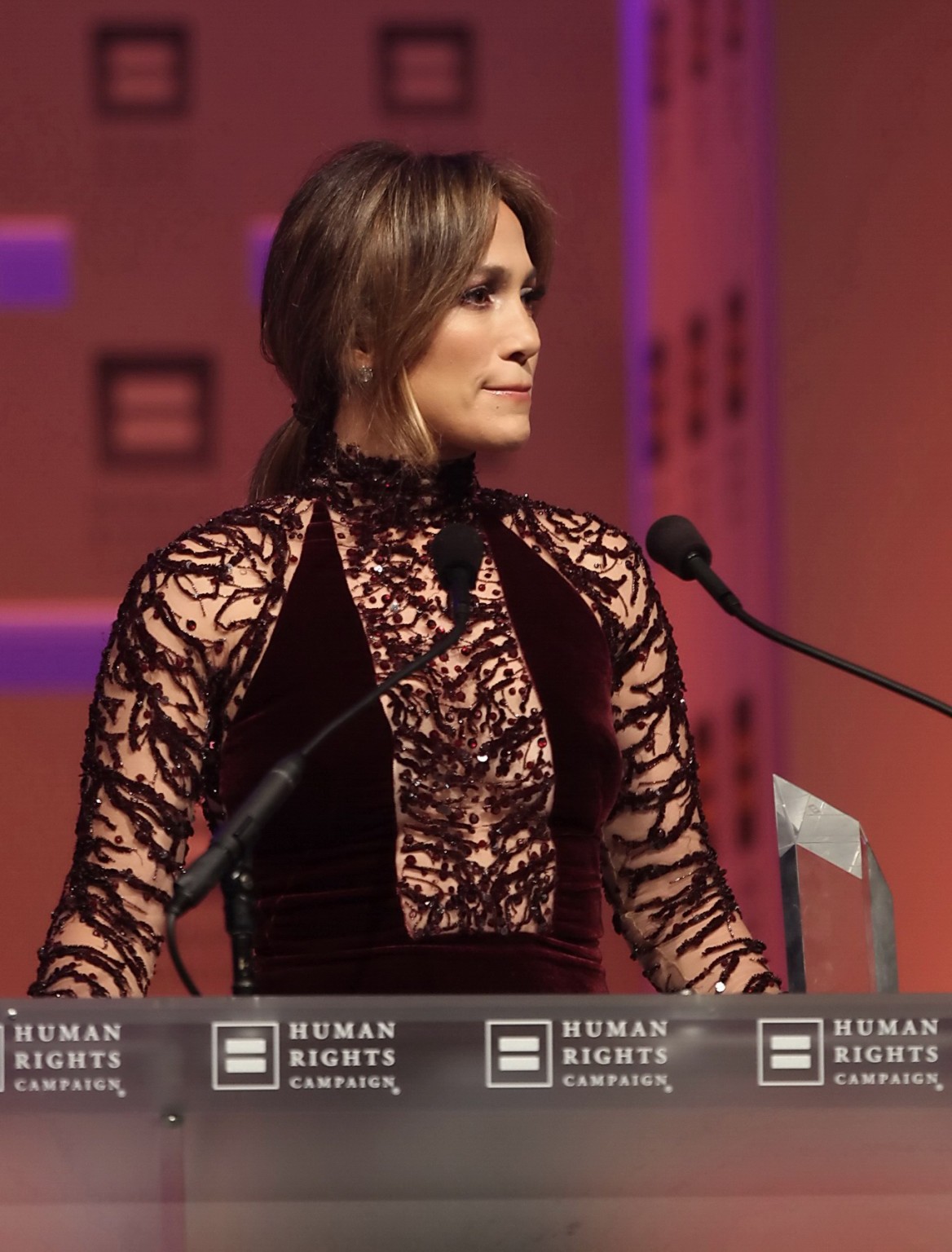 Jennifer Lopez sans soutien-gorge dans une magnifique robe noire transparente lors de la cérémonie de remise des prix 2013 de l'HRC
 #75216473