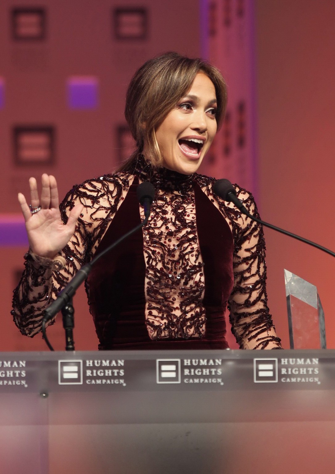 Jennifer Lopez sans soutien-gorge dans une magnifique robe noire transparente lors de la cérémonie de remise des prix 2013 de l'HRC
 #75216479