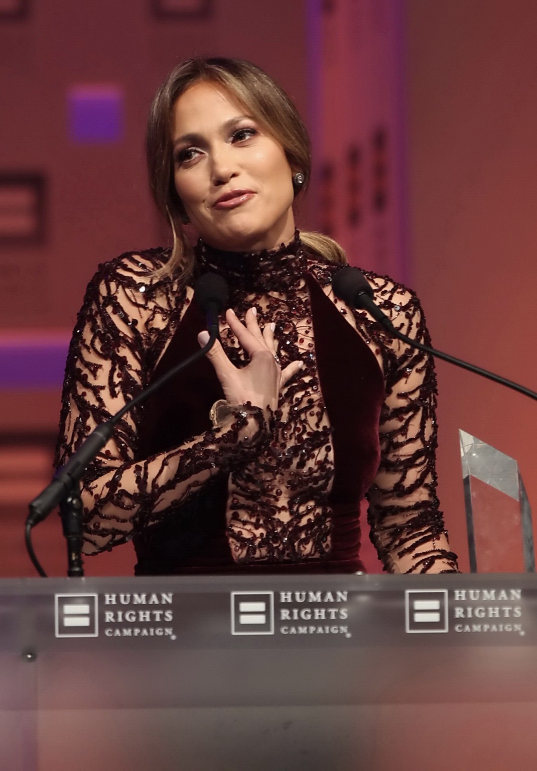 Jennifer Lopez sans soutien-gorge dans une magnifique robe noire transparente lors de la cérémonie de remise des prix 2013 de l'HRC
 #75216484