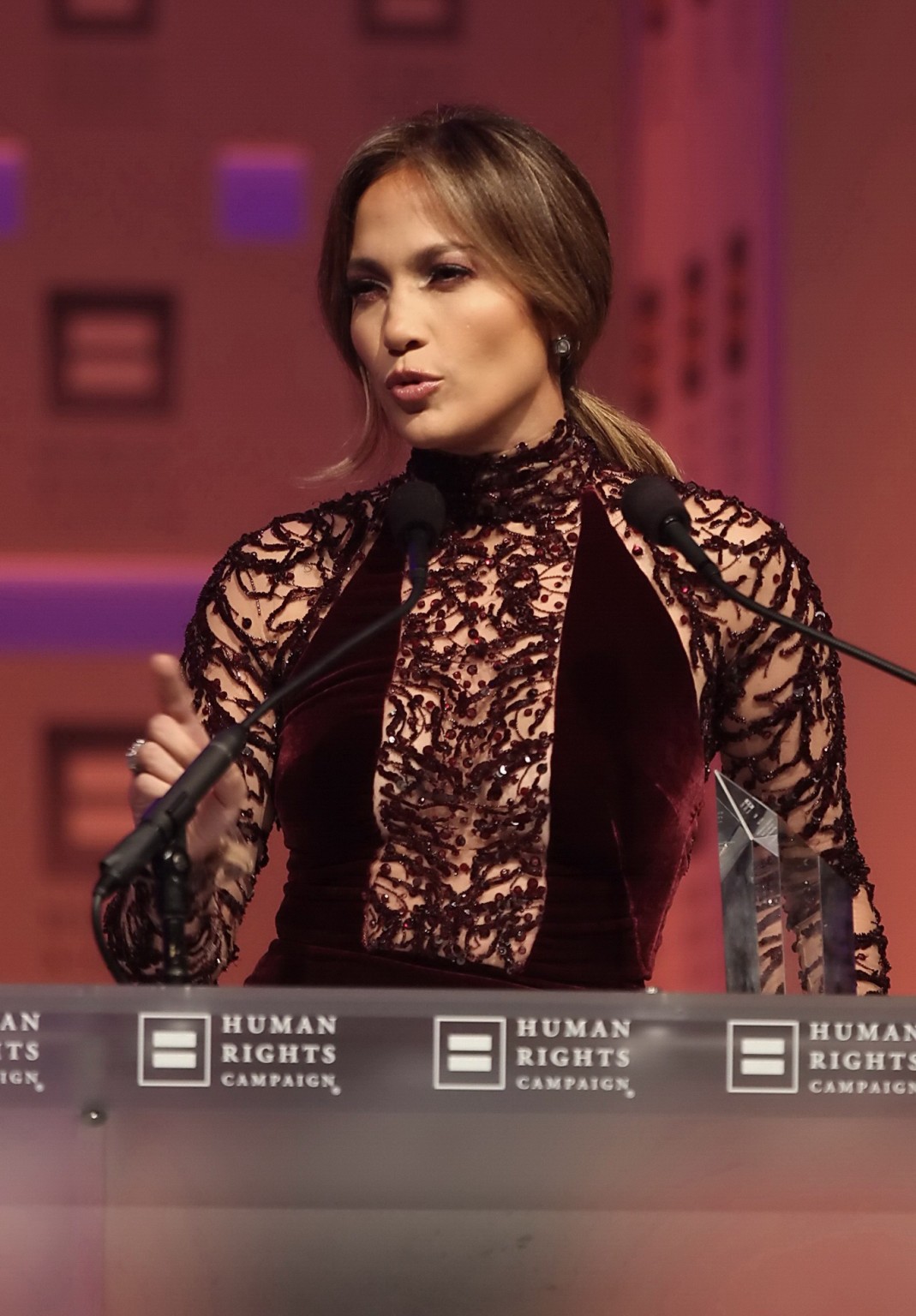 Jennifer Lopez sans soutien-gorge dans une magnifique robe noire transparente lors de la cérémonie de remise des prix 2013 de l'HRC
 #75216491