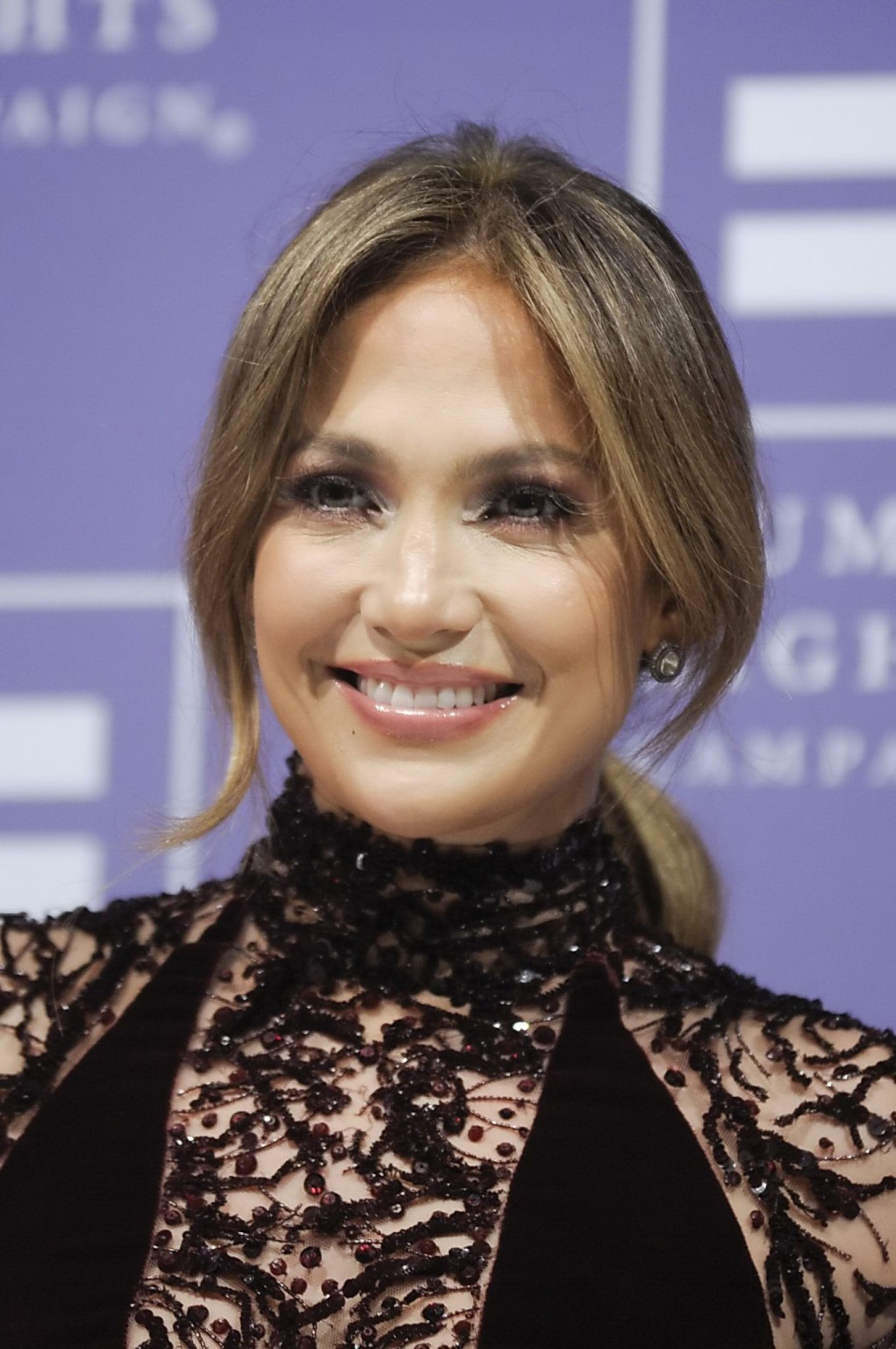 Jennifer Lopez sans soutien-gorge dans une magnifique robe noire transparente lors de la cérémonie de remise des prix 2013 de l'HRC
 #75216512