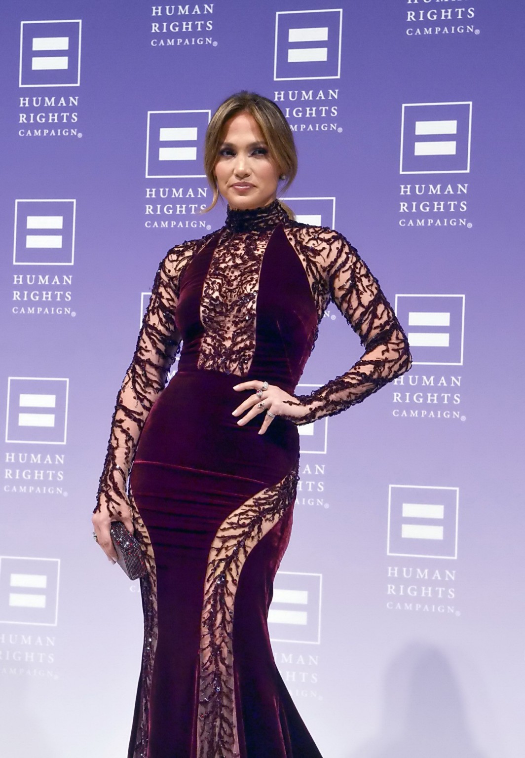 Jennifer Lopez sans soutien-gorge dans une magnifique robe noire transparente lors de la cérémonie de remise des prix 2013 de l'HRC
 #75216536