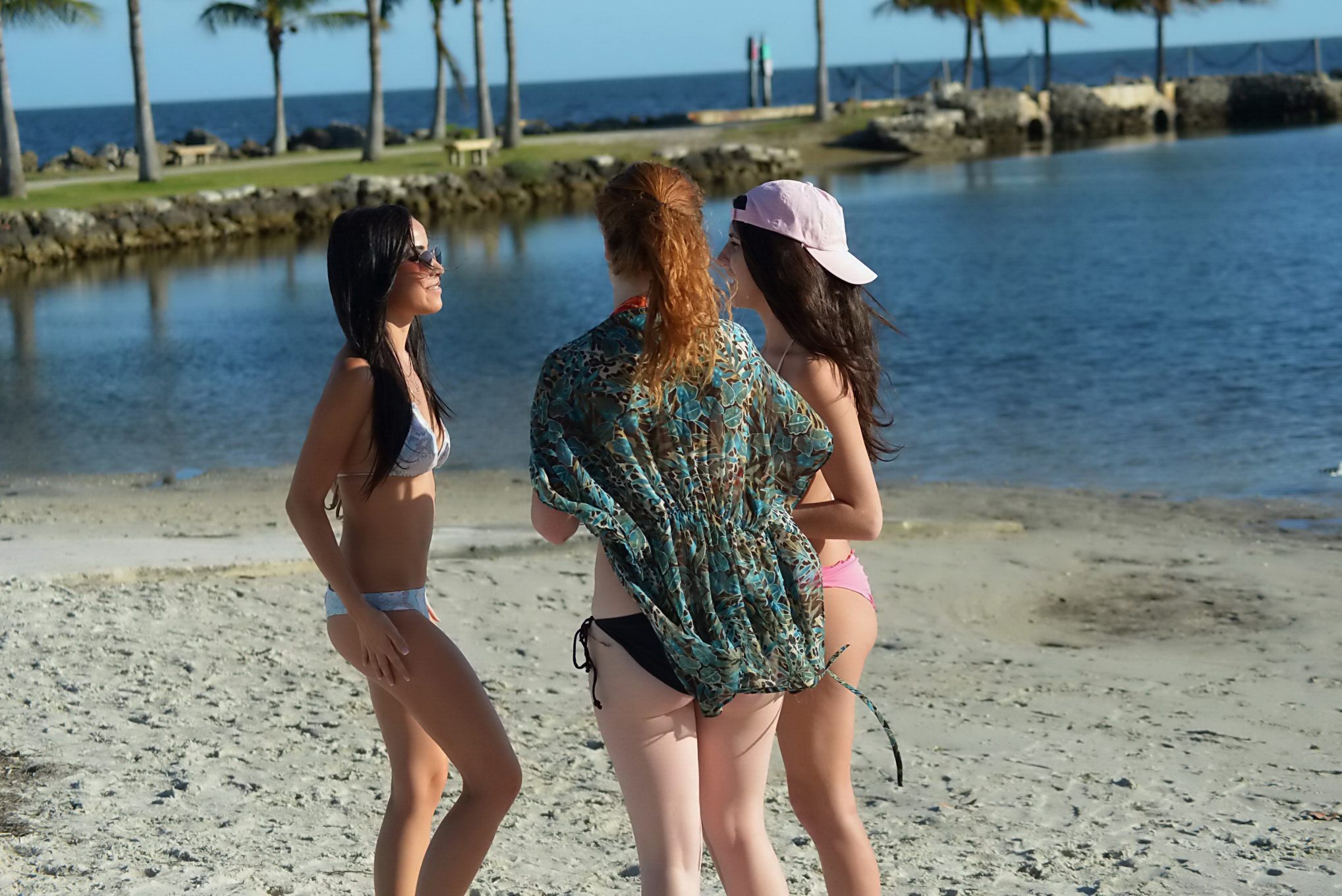 Lisa opie bronzant son corps parfait dans un bikini string aux couleurs vives sur la plage de miami.
 #75203550