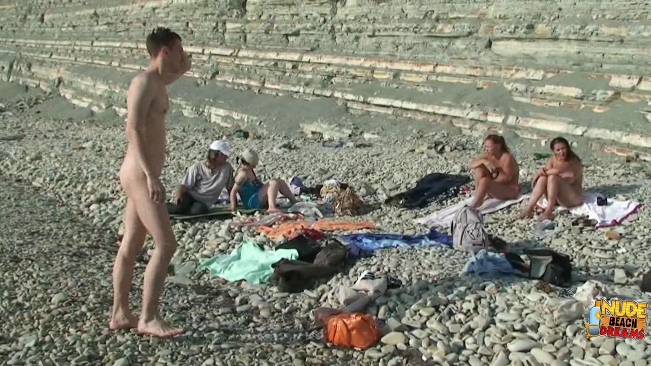 全裸の女の子がビーチで飲んで楽しんでいる
 #67245857