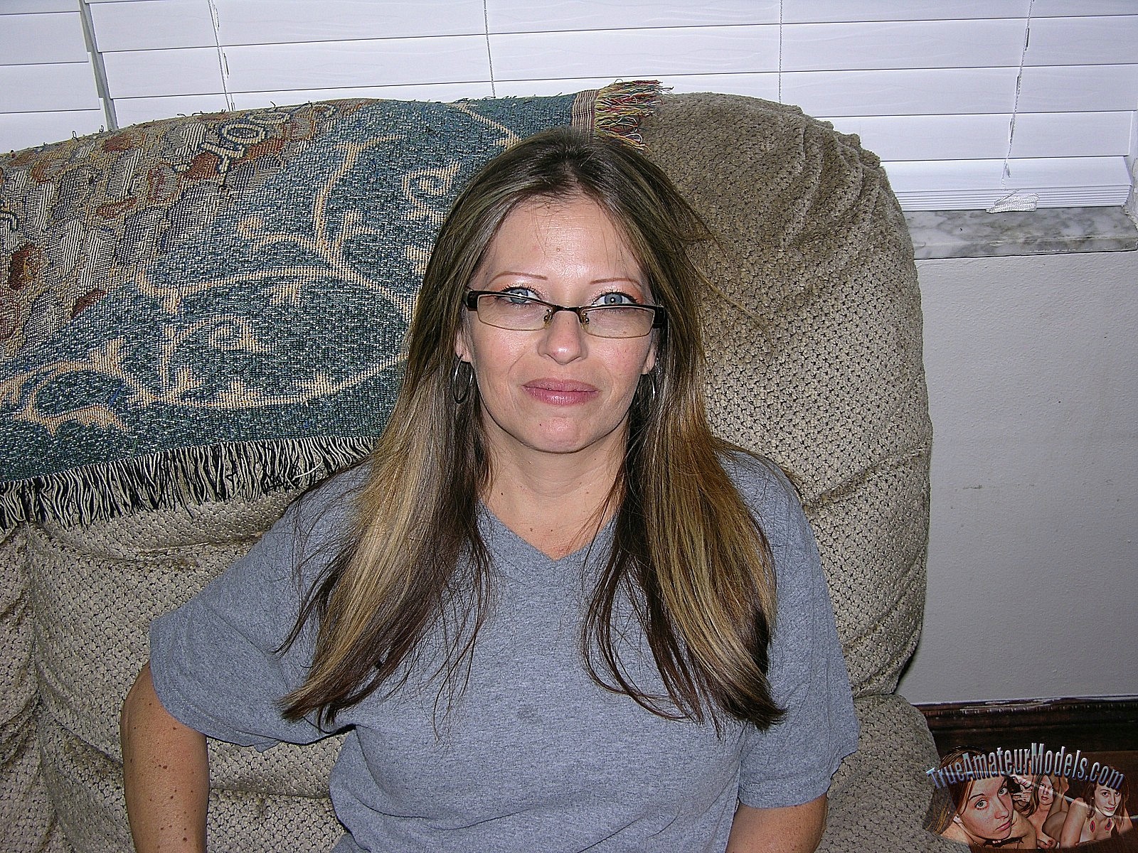 Une mère de famille mature à lunettes se met à nu et taille une pipe. 
 #67275094