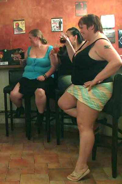 Die Fatties sind halbnackt in der Bar und saugen Schwanz zu zeigen, ihre Männer, wie bbw
 #71767462