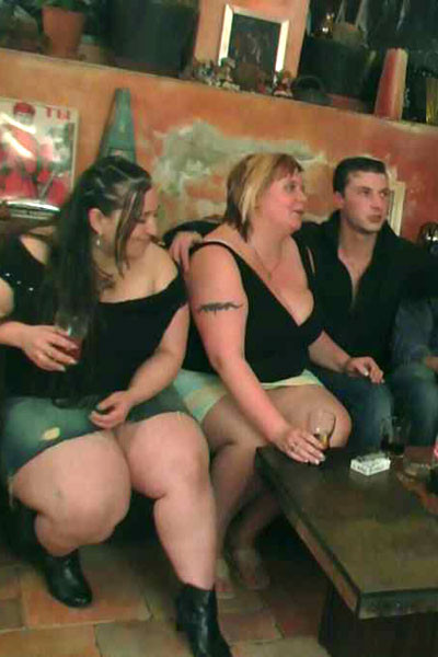 Die Fatties sind halbnackt in der Bar und saugen Schwanz zu zeigen, ihre Männer, wie bbw
 #71767475