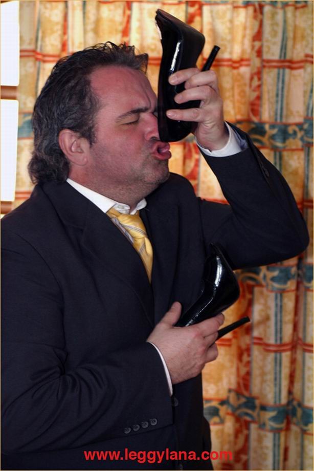 Lana cox dominando a un chico con sus piernas
 #76478663