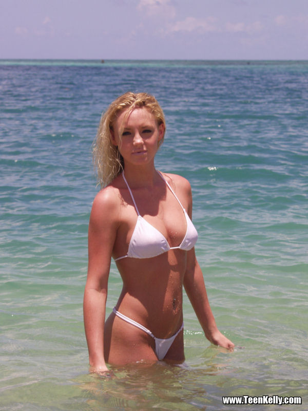 Mignonne jeune blonde innocente en bikini sur la plage
 #72322833