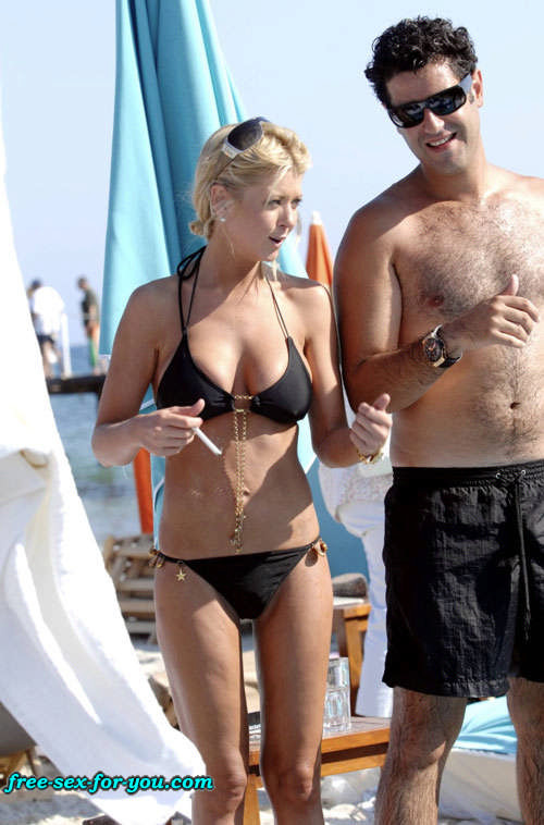 Tara Reid tits slip and posing in bikini on beach paparazzi pix #75429729