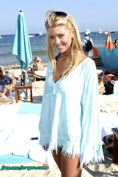 Tara Reid tits slip and posing in bikini on beach paparazzi pix #75429773