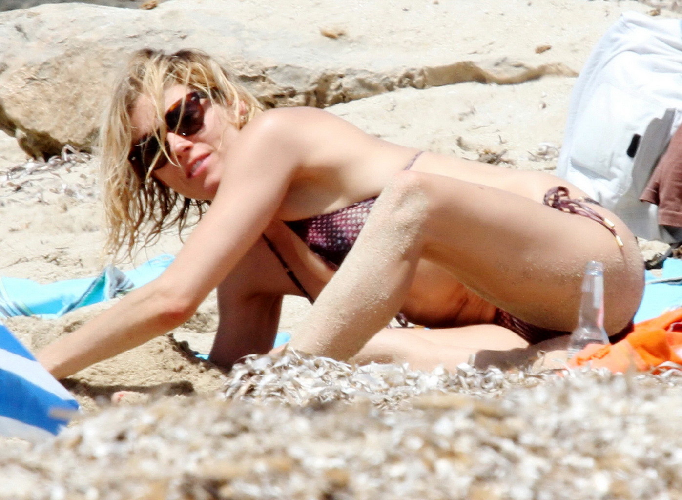 Sienna Miller indossa un bikini con stampa a serpente a Formentera
 #75159478