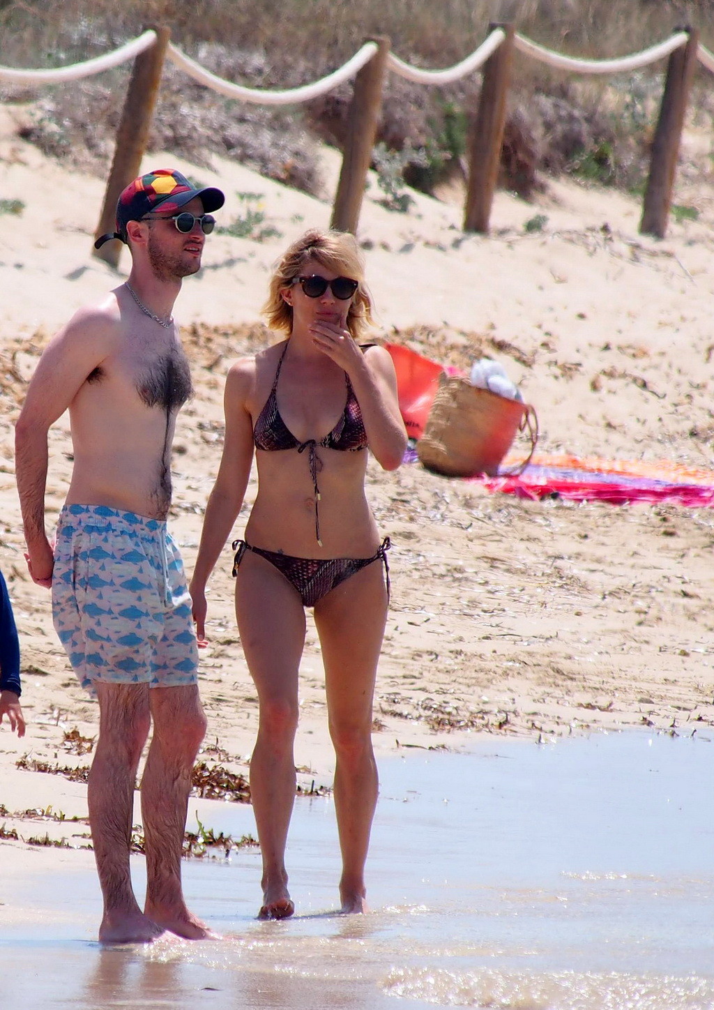 Sienna Miller indossa un bikini con stampa a serpente a Formentera
 #75159501