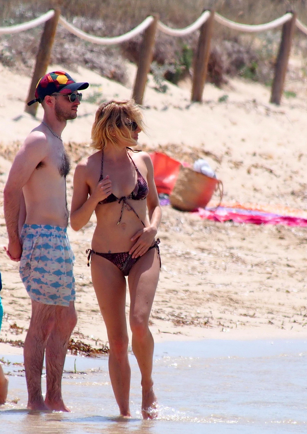 Sienna Miller indossa un bikini con stampa a serpente a Formentera
 #75159509
