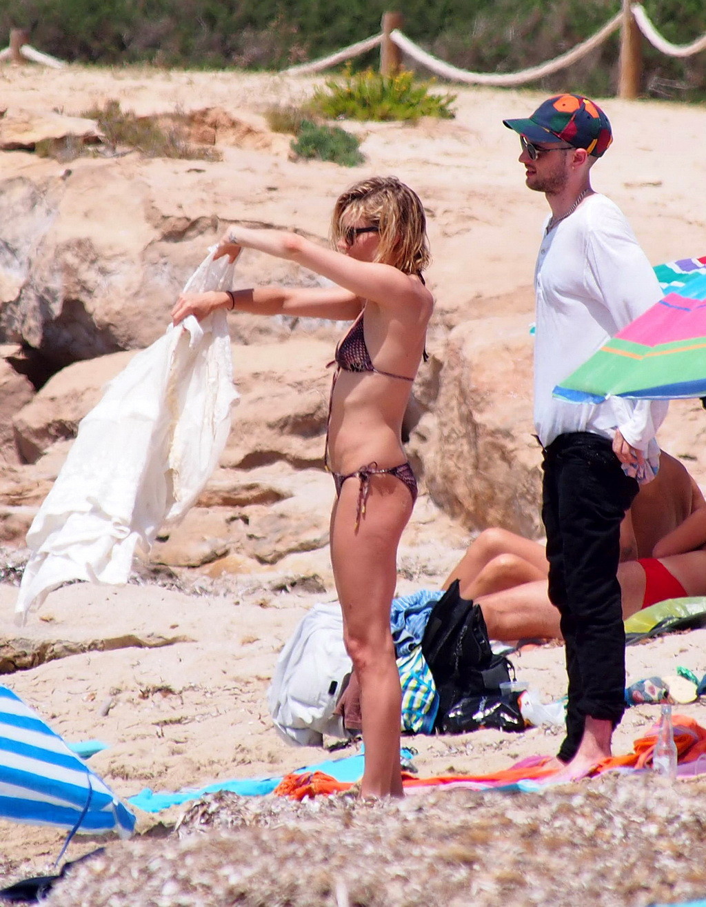 Sienna Miller indossa un bikini con stampa a serpente a Formentera
 #75159521