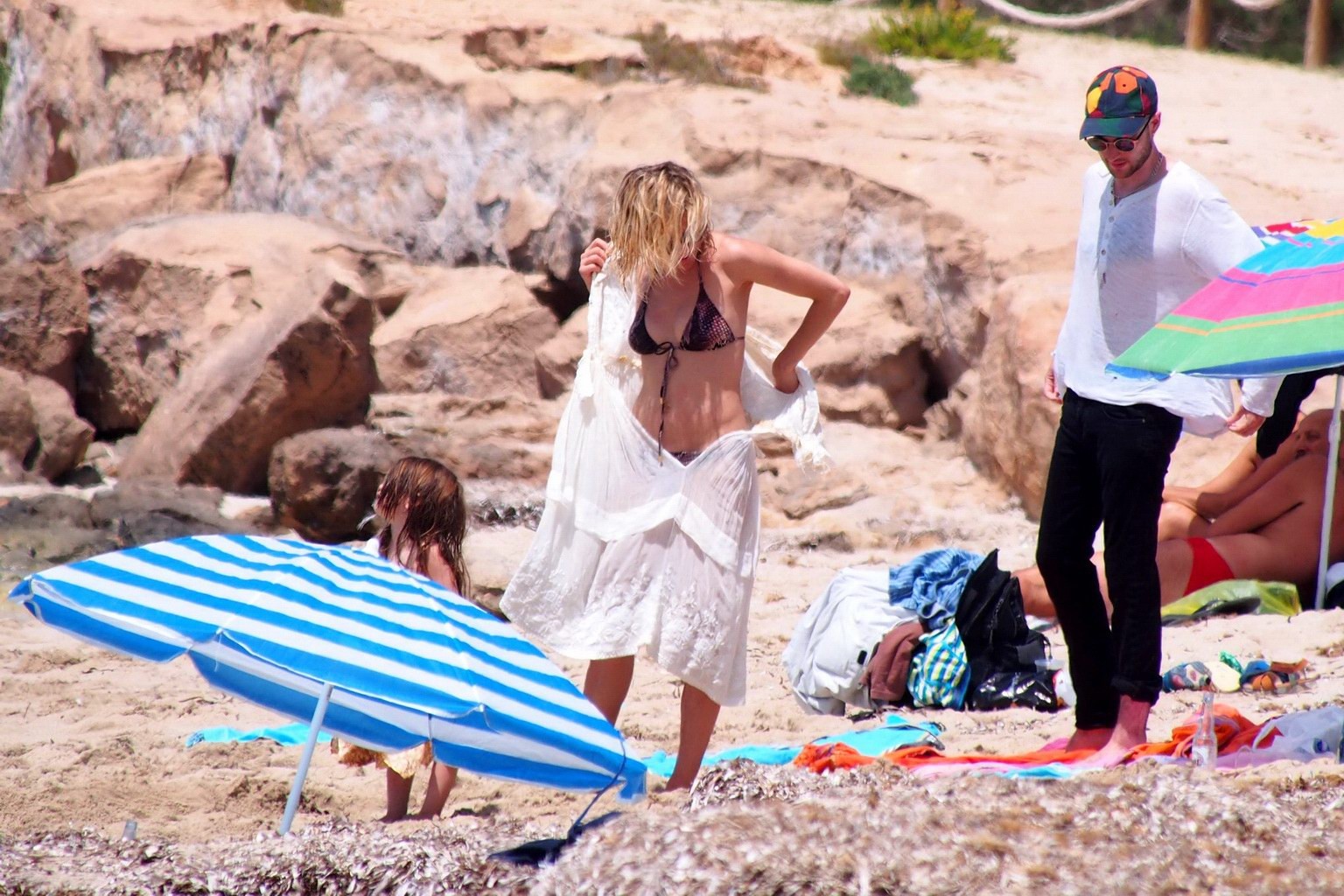 Sienna Miller indossa un bikini con stampa a serpente a Formentera
 #75159532