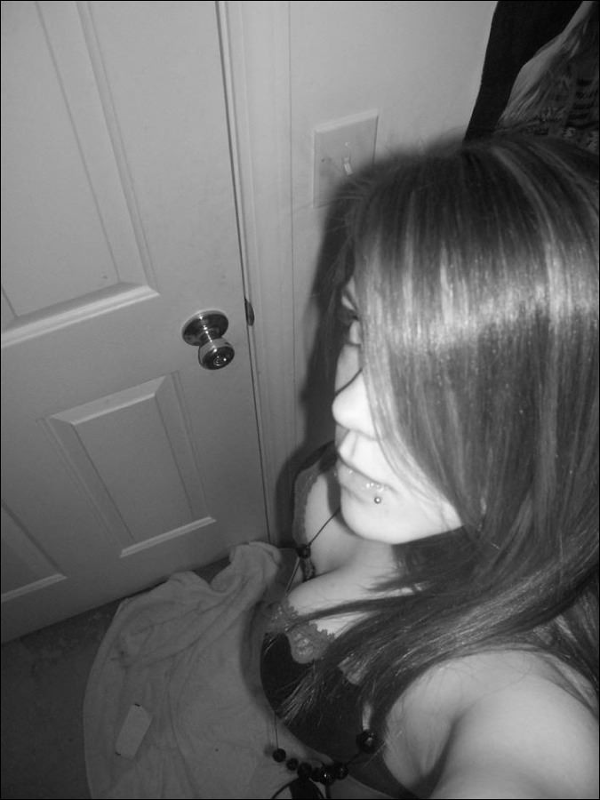 Zwei vollbusige Babes machen sexy Posen
 #68278570