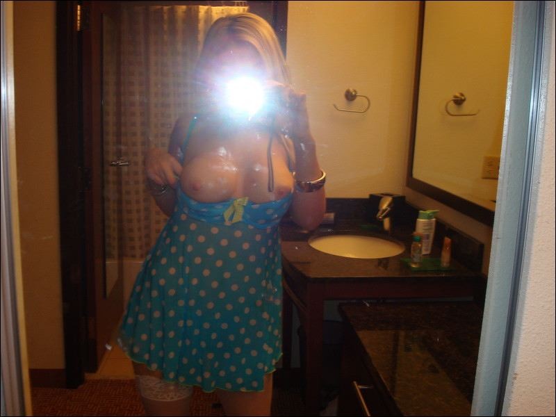 Zwei vollbusige Babes machen sexy Posen
 #68278571