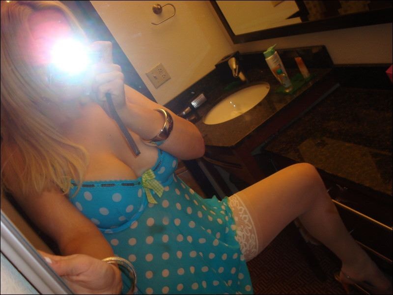 Zwei vollbusige Babes machen sexy Posen
 #68278574