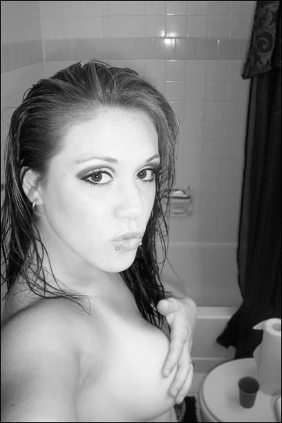 Zwei vollbusige Babes machen sexy Posen
 #68278585