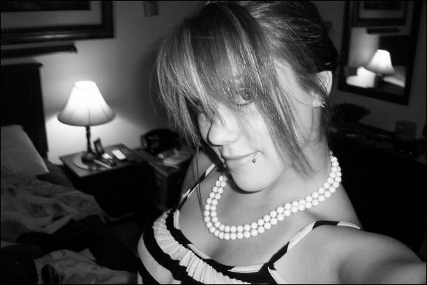 Zwei vollbusige Babes machen sexy Posen
 #68278589