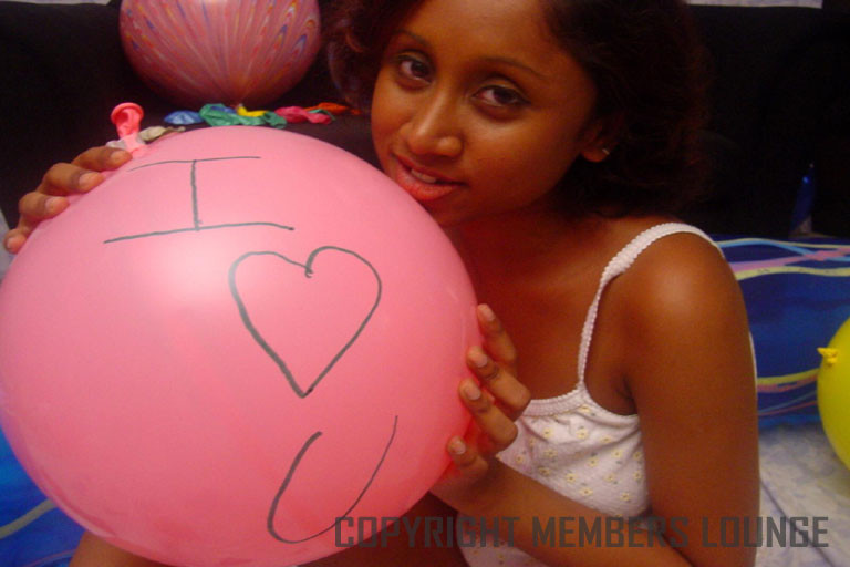 Una chica india adorable juega con globos
 #69745684