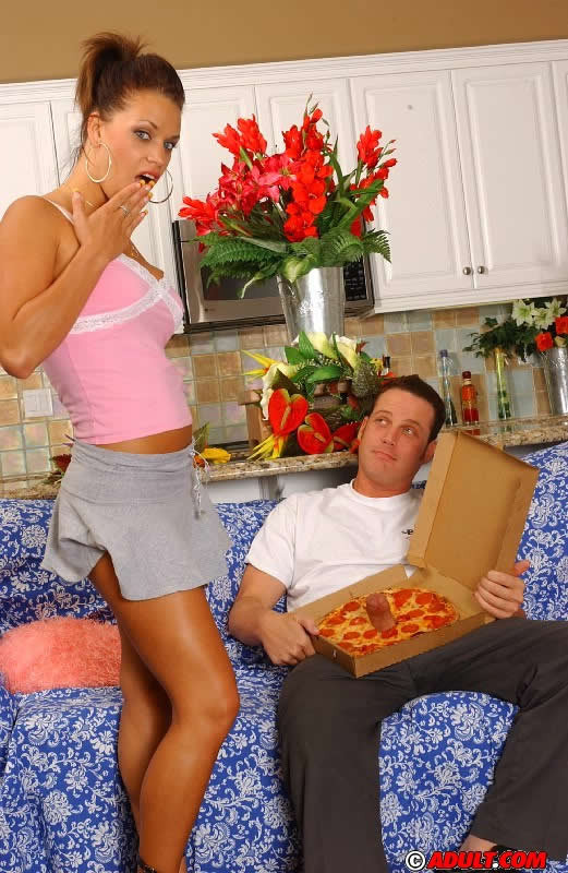 Une brune reçoit une surprise dans sa pizza.
 #75029232