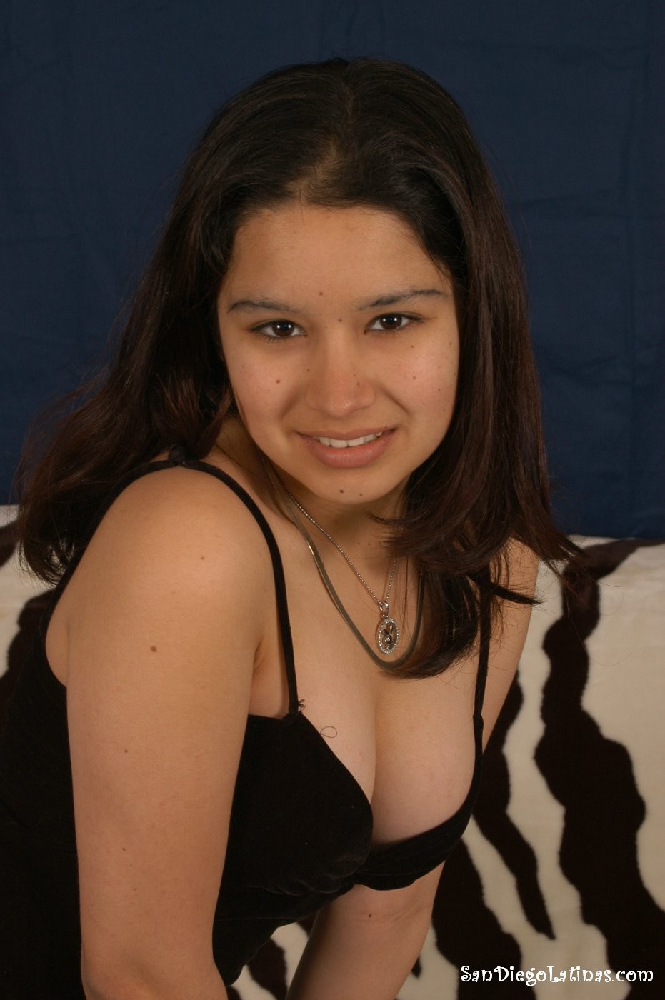 Una chica latina se desnuda y expone su coño mojado
 #70082492