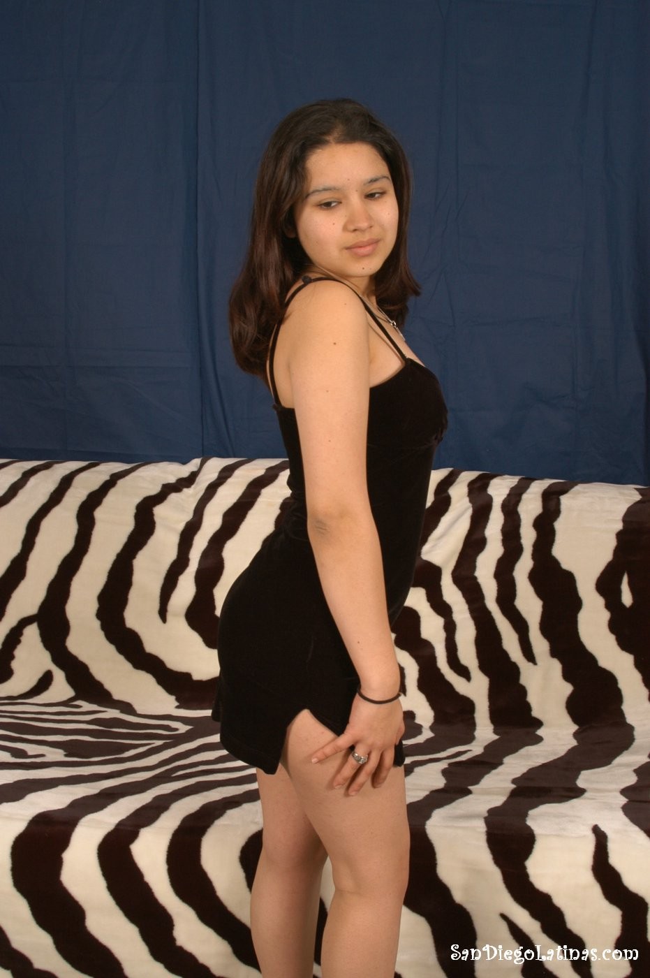 A latina chica babe stripped-off und extrem ausgesetzt ihre nasse Muschi
 #70082497