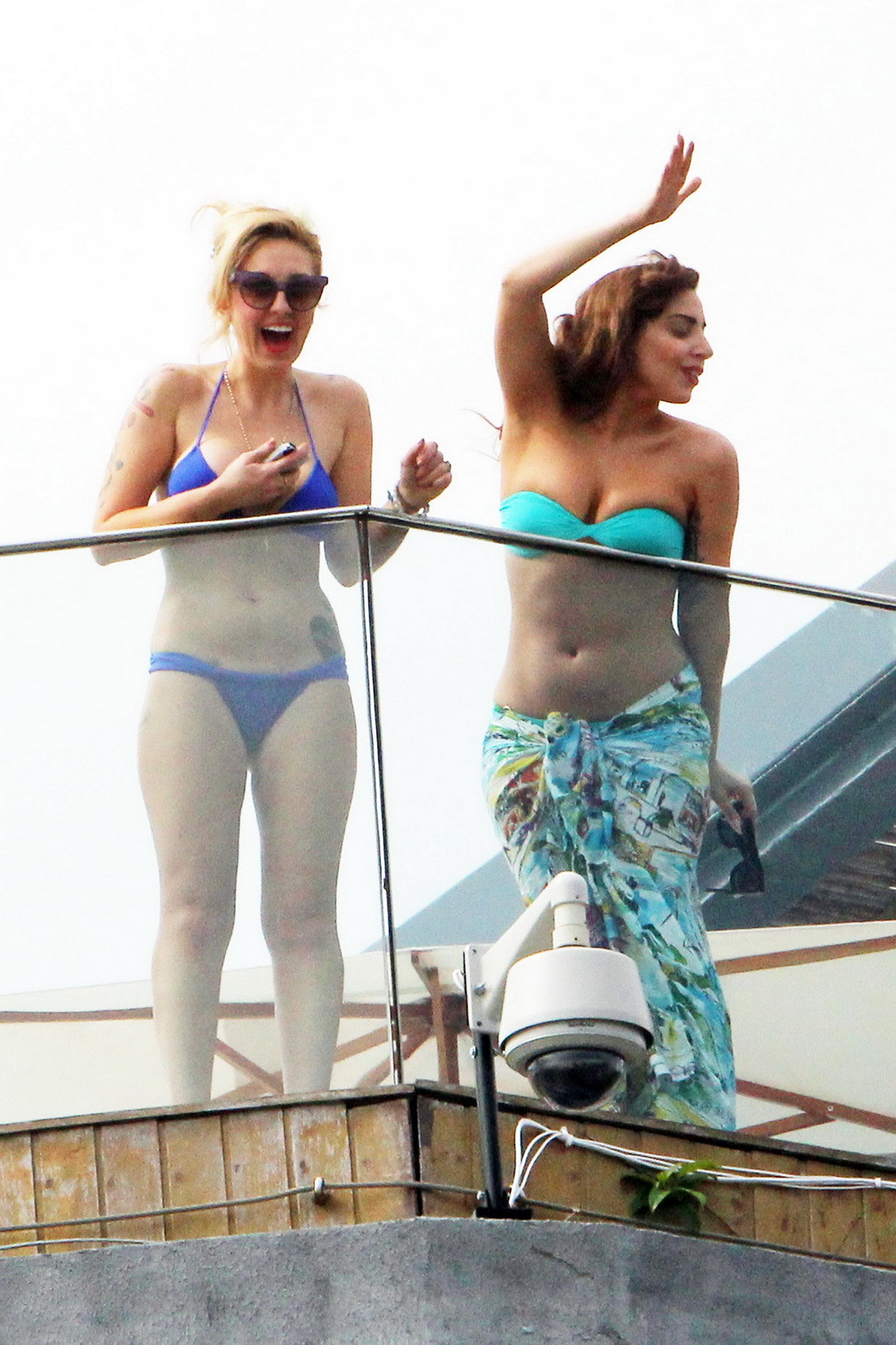 Lady Gaga seins nus sur le balcon d'un hôtel à Rio, essayant de cacher ses seins.
 #75249084