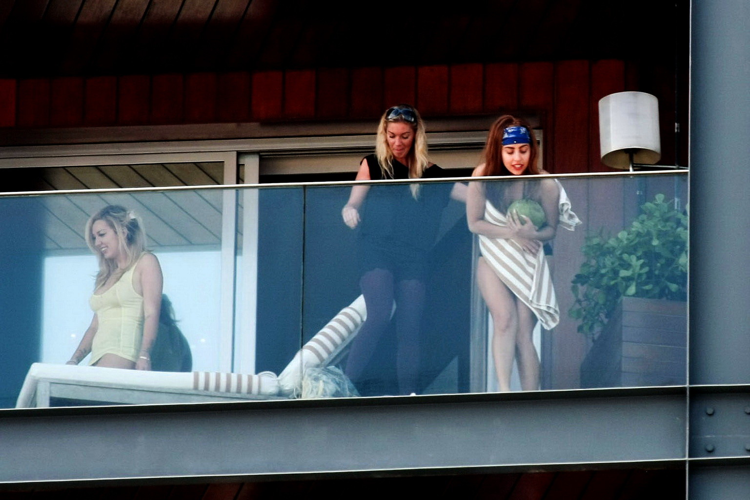 Lady Gaga seins nus sur le balcon d'un hôtel à Rio, essayant de cacher ses seins.
 #75249107