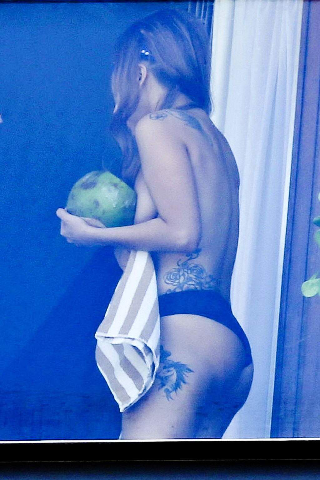 Lady Gaga seins nus sur le balcon d'un hôtel à Rio, essayant de cacher ses seins.
 #75249116