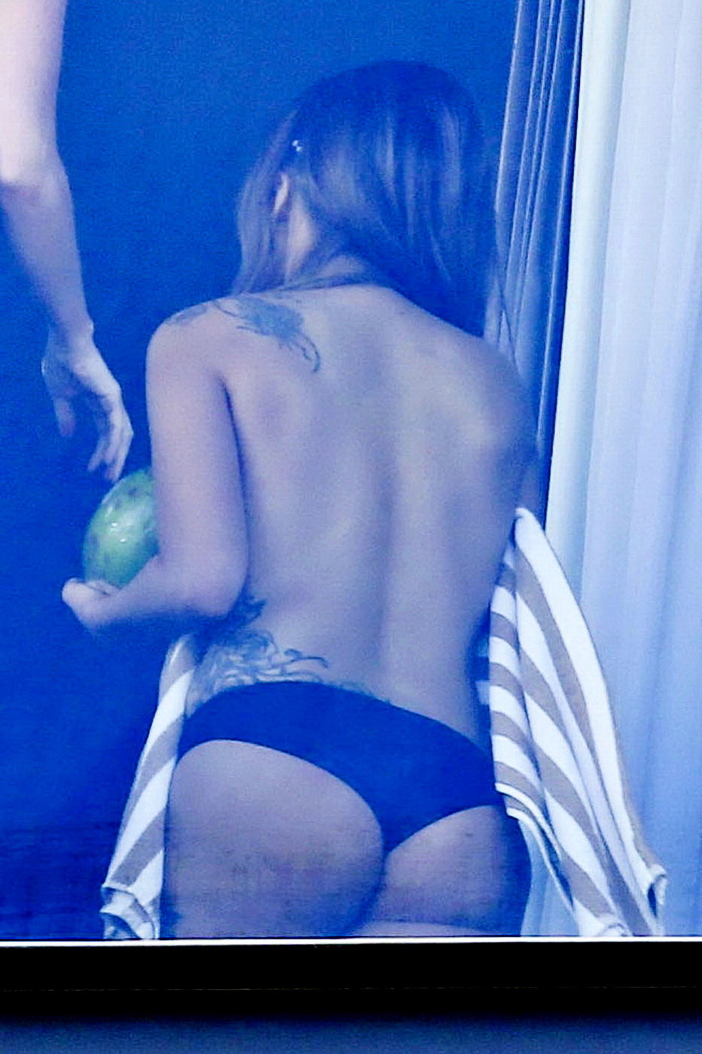 Lady Gaga seins nus sur le balcon d'un hôtel à Rio, essayant de cacher ses seins.
 #75249126